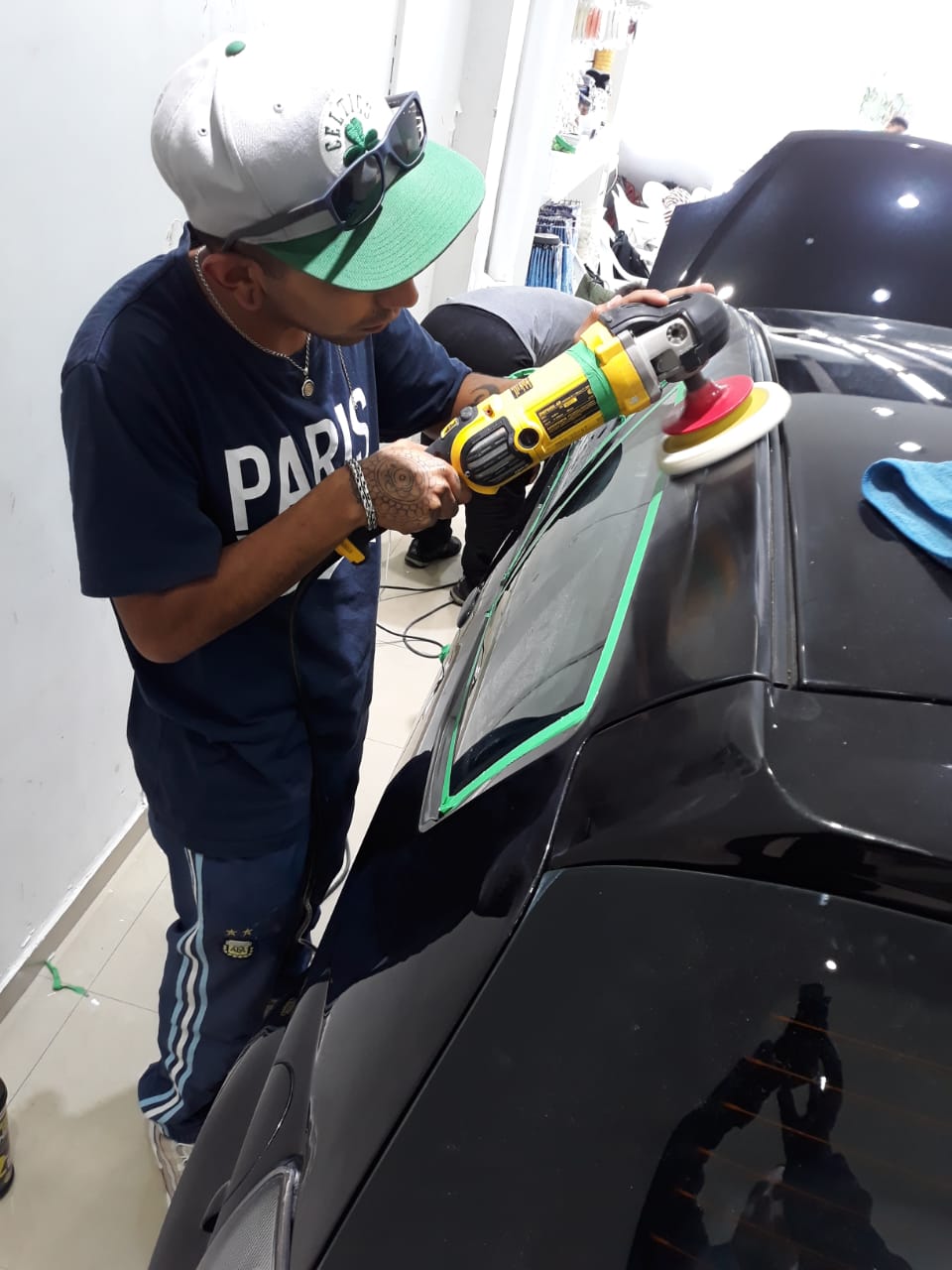 equipo de Spiegelblank Detail, car detailing, puliendo un auto durante de la capacitacion